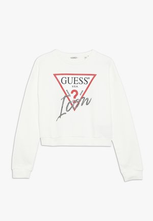 Hvid kort sweatshirt med lange ærmer, med en rød trekantgrafik med teksten "GUESS" og "Icon" i sølv og sort pynt.
