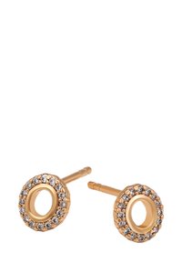 Zlaté kruhové náušnice s prázdnym stredom, každá lemovaná malými trblietavými diamantmi v jednom rade.