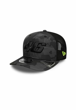 Schwarze Camouflage-Baseballkappe mit erhabener schwarzer Zahl 46 auf der Vorderseite, Netzrückseite und neongrünem Logo an der Seite.