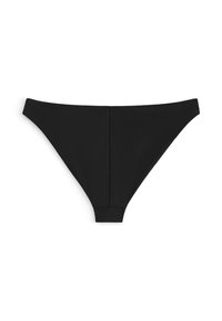 Sous-vêtement bikini noir sans couture avec une jambe haute et une couture verticale centrale sur fond blanc.