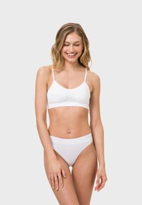 Weißes BH- und Slip-Set mit dünnen verstellbaren Trägern, glattem Stoff und einfachem Design mit leichter Raffung in der Mitte des BHs.
