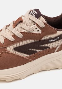 HI-TEC HTS74 SHADOW UNISEX  - Trainers - myristica/chocolate plum/almond peach