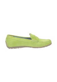Grüne WildlederSlipper mit flacher Gummisohle, die ein genähtes Design und ein karierter Futter aufweisen. Glatte Oberfläche mit einem Schlupfstil.