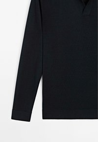 Černý svetr s dlouhým rukávem a výstřihem do V, vyrobený z měkké tkaniny, s manžetovými rukávy a hladkým povrchem. Bez viditelných vzorů.