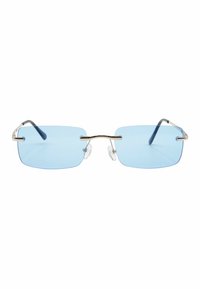 Occhiali da sole rettangolari con lenti blu, montatura in metallo sottile color argento e supporti per il naso trasparenti. Le aste presentano un design curvo per il comfort.