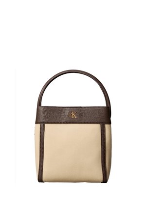 Sac à main rectangulaire beige avec garniture et poignée en cuir marron foncé, avec un petit logo doré "cK" près du centre supérieur.