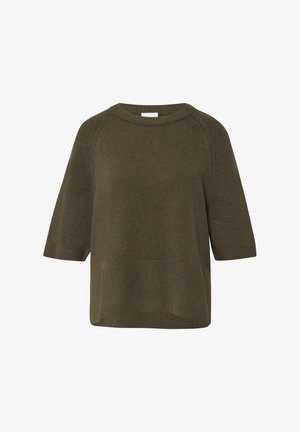 Oliwkowo-zielony dziergany sweter z krótkimi rękawami, z prążkowanym okrągłym dekoltem i prążkowanym dołem, pokazany na białym tle.