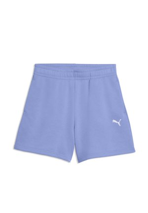 Jasnofioletowe sportowe szorty z elastycznym pasem i białym logo Puma na dolnej części prawej nogawki, przedstawione na białym tle.