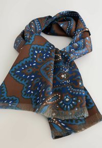 Bruine sjaal met een blauw ingewikkeld paisleypatroon, met een soepele textuur en franjes aan de randen. Ontworpen in een rechthoekige vorm.