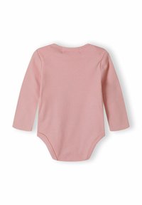Ilga rankovė bodysuit šviesiai rožinės spalvos medvilnės, su apvaliu iškirpimu ir spaudėmis užsegimais nugaros ir apačios dalyje, kad būtų lengva apsirengti.