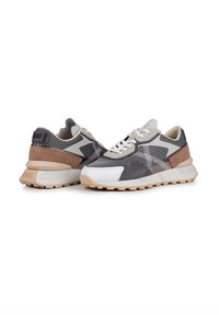 Zapatillas deportivas con parte superior de malla gris, acentos en blanco y marrón, una suela texturizada y paneles en contraste, con cordones tradicionales.