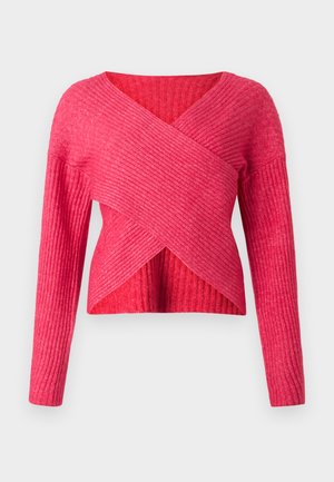 Roter gerippter Pullover mit crossover-Design, langen Ärmeln, strukturierter Stoff und tiefem V-Ausschnitt.