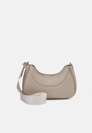 Kleine beige leren schoudertas met gebogen bovenrits en afneembare witte riem bedrukt met "ARMANI EXCHANGE."