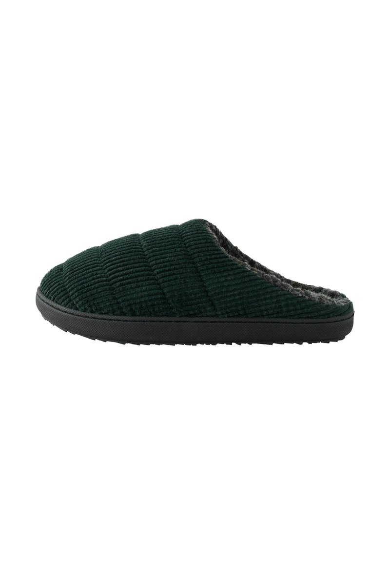 Pantofole verdi in corduroy con texture trapuntata, foderate in morbido grigio e con suola in gomma nera. Design senza lacci con assenza di hardware visibile.