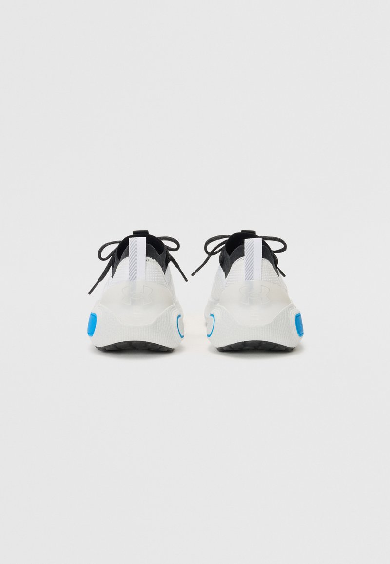 Zapatillas deportivas blancas y negras con una superficie texturizada, que presentan un acento azul en el talón y suelas de goma negras. Los cordones están atados en la parte superior.