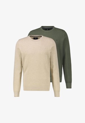 Twee sweaters met lange mouwen en ronde hals, één beige en één olijfgroen, met een subtiel gestructureerd patroon en een klein logo op de borst.