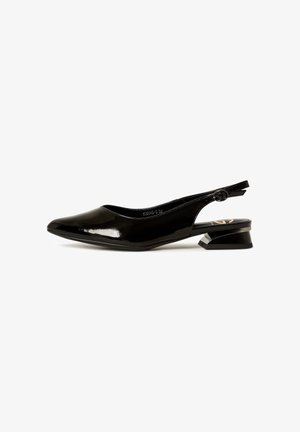 Czarny lakierowany pantofel na pasku z odkrytą piętą, z szpiczastym noskiem i niskim, kanciastym obcasem. Posiada regulowany pasek z okrągłą klamrą.