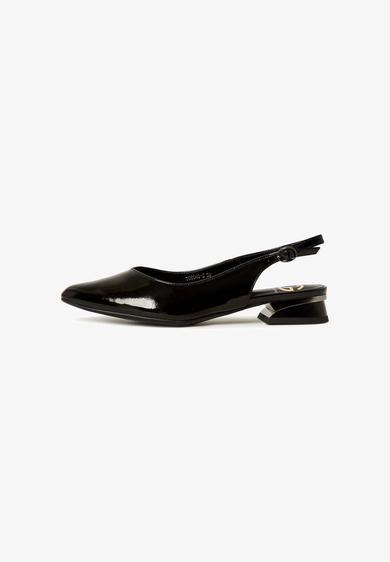 Fekete lakkbőr hátpántos cipő hegyes orral és alacsony, éles szögű sarokkal. Állítható pánttal és kerek csattal rendelkezik.