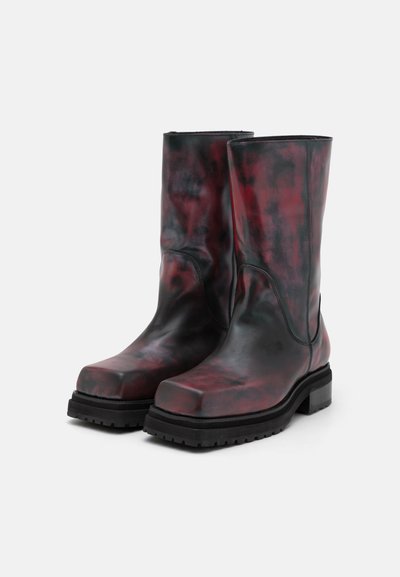 ECKHAUS LATTA STACKED BOOT UNISEX - Boots - dark green/red elektra