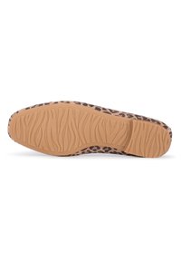 La suela del zapato presenta un patrón de estampado de leopardo en tonos de marrón y negro, con una base de goma texturada para mayor tracción y flexibilidad.