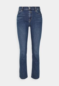 M750 pantalones vaqueros de denim azul oscuro con una cintura ajustada, diseño de pierna recta y un ligero desgaste. Presentan un cierre de botón en la parte delantera y un estilo clásico de cinco bolsillos.