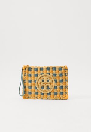 Pochette rectangulaire tissée avec un motif à carreaux bleu et jaune, logo rond cousu au centre, et une lanière poignet sur le côté gauche.