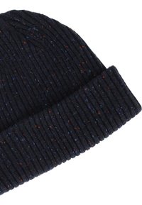 Marineblauwe geribbelde gebreide muts van dikke, gestructureerde draad met gespikkelde accenten in rood en blauw. Beschikt over een omslagrand voor extra warmte.