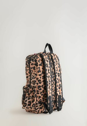 Mochila de estampado de leopardo con un interior rosa, que cuenta con dos cremalleras, correas acolchadas y un bolsillo lateral para mayor almacenamiento. Fabricada con un tejido duradero.