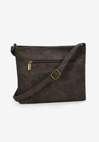 Bolso cruzado sintético marrón con un acabado texturizado, que cuenta con un bolsillo frontal con cremallera y una correa ajustable con un hebilla de metal.