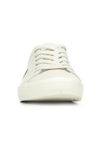 Sneakers bianchi in tela con punta arrotondata, suola piatta in gomma e occhielli in metallo, dotati di lacci e di un logo discreto sul lato.