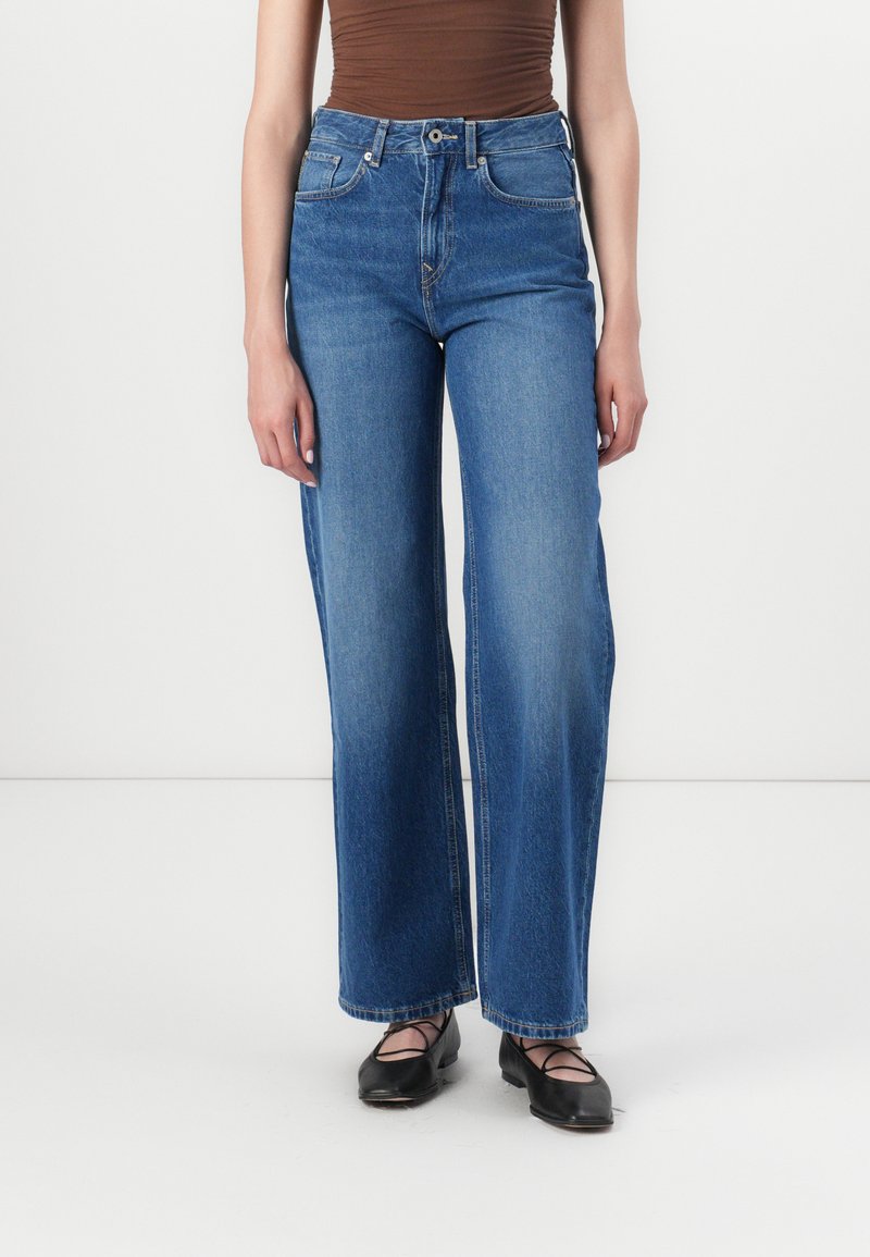 Wijdbenige jeans van middelmatig gewassen denim, met een hoge taille, klassiek vijf-pocket ontwerp en subtiele vervaging langs de benen.