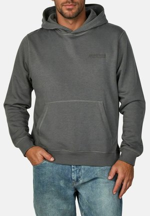 Grauer Hoodie aus weichem Material mit einer frontalen Tasche und einer Kapuze mit Kordelzug. Verfügt über dezente Nähte und ein kleines Logo-Highlight.