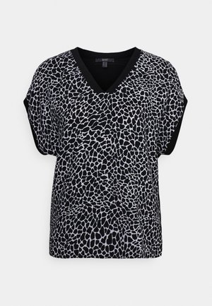 Czarny i szary abstrakcyjny zwierzęcy nadruk na koszulce z dekoltem w serek, krótkie rękawy, gładka tekstura i luźny krój.