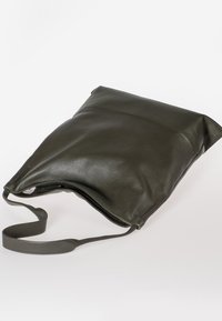 Olijfgroen leren tas met een textuurafwerking, voorzien van een ritssluiting en een afneembare schouderband voor veelzijdige draagmogelijkheden.
