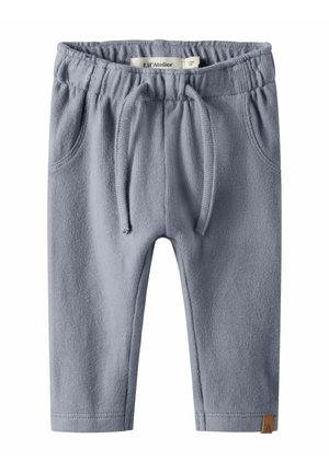Jasnoniebieskie spodnie dla małych dzieci, wykonane z miękkiego, teksturowanego materiału. Posiadają elastyczny pasek w talii, sznurek do regulacji oraz dwie przednie kieszenie.