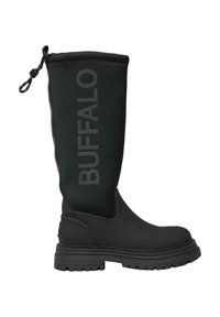 Botín negro de goma hasta la rodilla con un eje texturizado, un audaz logo de "BUFFALO" y una suela resistente con tacos. Presenta un cordón ajustable en la parte superior.