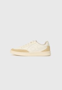 Baskets en cuir blanc avec des accents en daim beige, design perforé sur les côtés, bout rond, semelle en caoutchouc plate et fermeture à lacets.