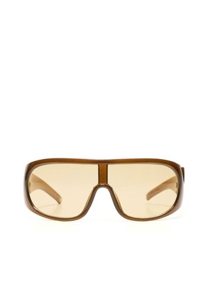 Ochelari de soare maro supradimensionați, cu lentile ușor colorate în chihlimbar și ramă groasă, văzuți din față pe un fundal alb.