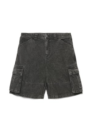 Short cargo in denim nero lavato con tasche frontali e laterali con patta, passanti per cintura e chiusura con bottone.