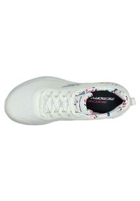 Zapatilla deportiva blanca con un upper texturizado, cierre de cordones y un forro interior con patrón floral. Presenta una plantilla de espuma viscoelástica para mayor comodidad.