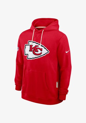 Haut à capuche rouge Nike avec le logo flèche des Kansas City Chiefs en blanc, patch NFL sur la manche, swoosh Nike sur le bras et poches kangourou à l'avant.