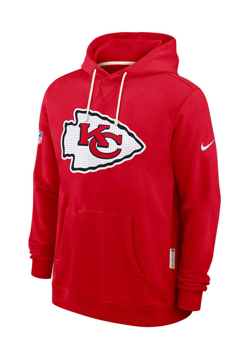 Roter Nike-Hoodie mit weißem Kansas City Chiefs Pfeilkopf-Logo, NFL-Patch am Ärmel, Nike-Swoosh am Arm und vorderer Kängurutasche.