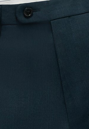 Pantaloni blu scuro in tessuto morbido, con taglio dritto e chiusura a bottone nera in vita. Texture sottile con dettagli di cucitura.