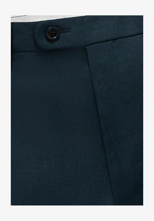 Donkerblauwe broek van gladde stof, met een rechte snit en een zwarte knoopsluiting bij de tailleband. Subtiele textuur met stikdetails.