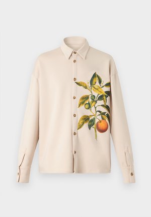 Beige overhemd met lange mouwen heeft een knoopsluiting aan de voorkant en een oranje fruit- en bladerenontwerp aan de linkerkant. Glad stof met gestructureerde kraag.