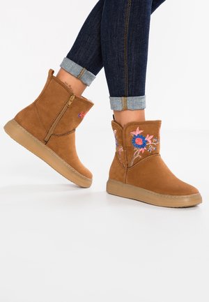 Platform ankle boots - cognac