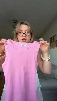 Top de tirantes acanalado de color rosa claro con cuello redondo y tirantes anchos, fabricado en una tela suave, con una etiqueta que dice "NEXT."