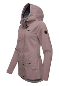Veste pour femmes en rose doux. Dispose d'une capuche, de poches zippées et de fermetures à pression. Fabriquée dans un matériau texturé imperméable avec un accent logo noir.