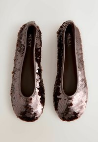 Balerini cu paiete, de culoare maro închis, cu vârf rotunjit. Partea superioară este acoperită cu mici paiete strălucitoare, oferind o suprafață texturată și reflectorizantă.