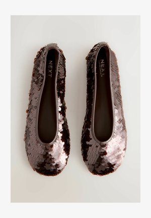 Sötétbarna, flitterekkel díszített balerina cipők, lekerekített orral. A felsőrész apró, fényes flitterekkel van borítva, ami texturált, fényvisszaverő felületet biztosít.